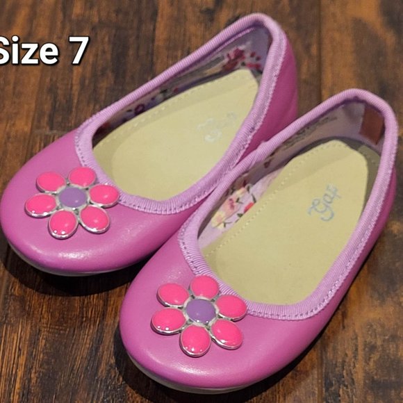 3/$20 🏷 Gap Toddler Flats Size 7 - Picture 2 of 3
